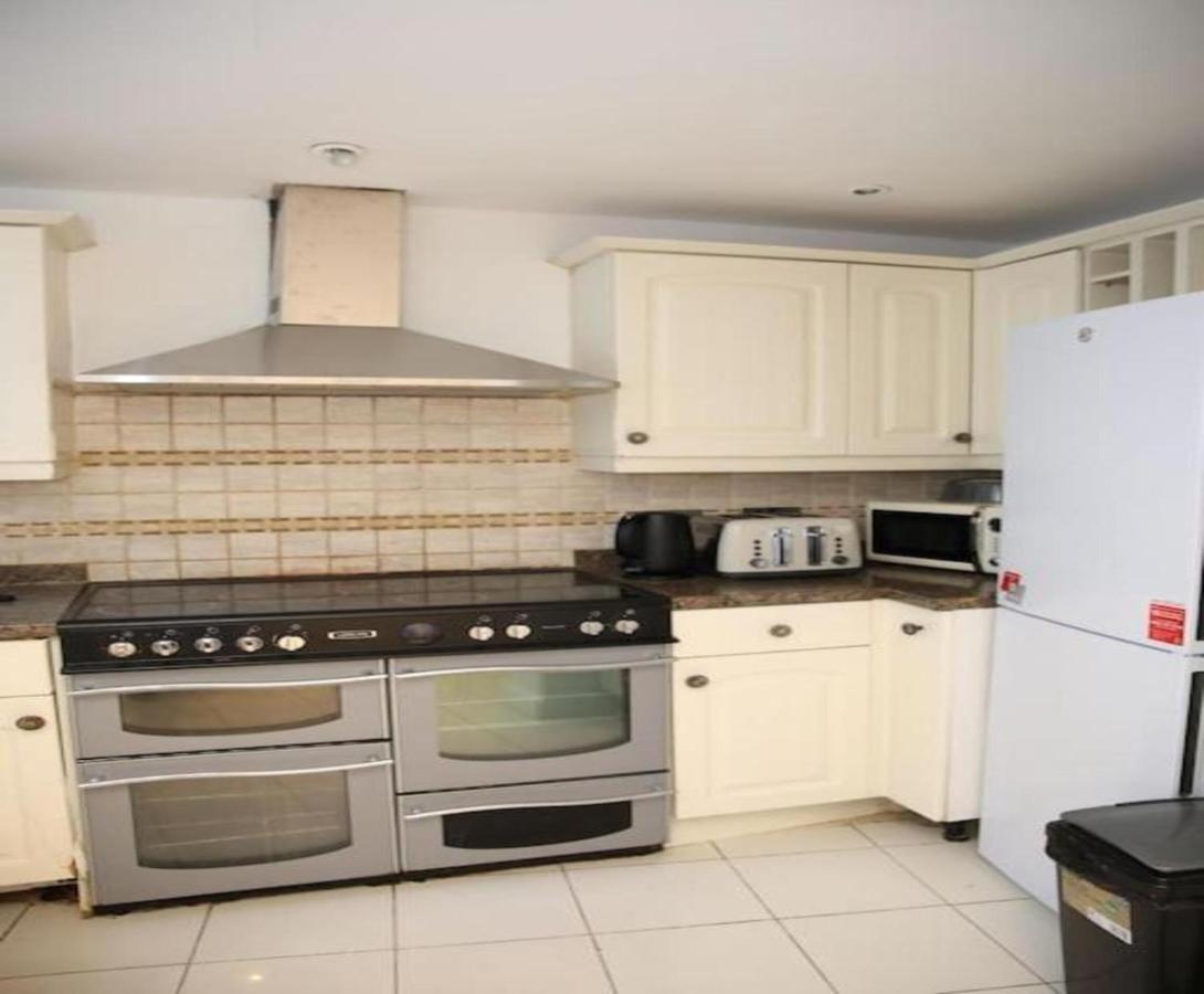 לונדון Oyo Timi Holiday Homes מראה חיצוני תמונה