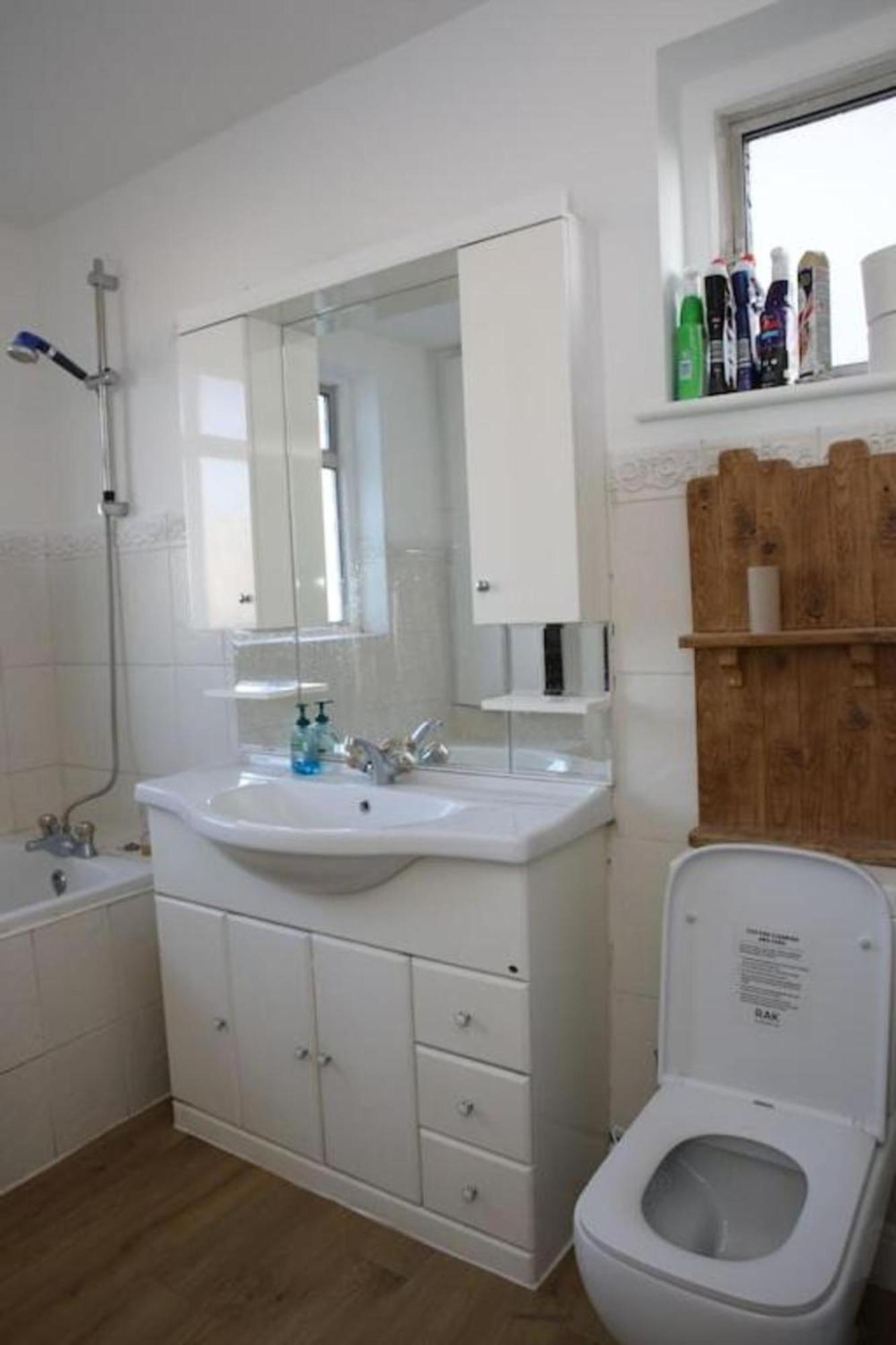 לונדון Oyo Timi Holiday Homes מראה חיצוני תמונה
