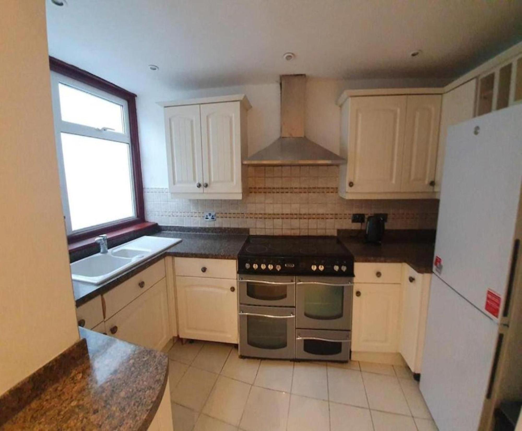 לונדון Oyo Timi Holiday Homes מראה חיצוני תמונה